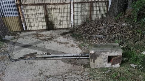 borracho choco contra una cabina de gas en melchor romero y lucha por su vida borracho choco contra una cabina de gas en melchor romero y lucha por su vida