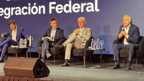 Axel Kicillof toma mate mientras habla Alfredo Cornejo. Axel Kicillof toma mate mientras habla Alfredo Cornejo.