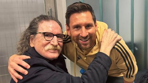 Lionel Messi y Charly García se encontraron tras el partido de la Selección Argentina en zona de vestuarios Lionel Messi y Charly García se encontraron tras el partido de la Selección Argentina en zona de vestuarios