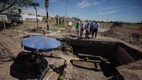 Los obreros en pleno trabajo en el departamento sureño. Los obreros en pleno trabajo en el departamento sureño.