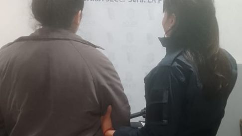 La mujer está acusada de golpear a su hija en Los Hornos La mujer está acusada de golpear a su hija en Los Hornos