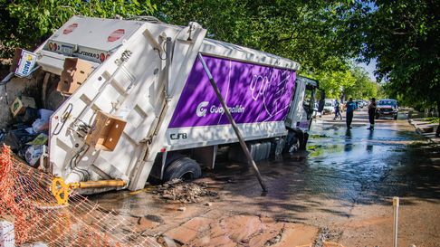 camion recolector de residuos quedo atrapado en un socavon provocado por una perdida de agua en dorrego camion recolector de residuos quedo atrapado en un socavon provocado por una perdida de agua en dorrego