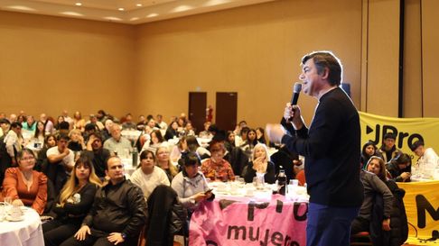 El líder del PRO, Omar De Marchi, reapareció en la escena pública en una cena de la militancia. El líder del PRO, Omar De Marchi, reapareció en la escena pública en una cena de la militancia.