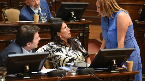 Las senadoras Adriana Cano y Mercedes Derrache. Foto: Prensa Senado. Las senadoras Adriana Cano y Mercedes Derrache. Foto: Prensa Senado.