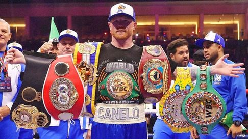 Canelo con los cinturones de cada una de las federaciones del boxeo mundial. Canelo con los cinturones de cada una de las federaciones del boxeo mundial.