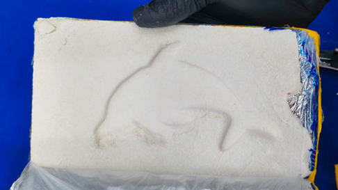 Secuestraron 14 kilos de droga con el conocido logo de El Delfín. Secuestraron 14 kilos de droga con el conocido logo de El Delfín.