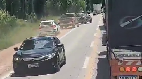 los imprudentes de siempre en alta montana: el video de la peligrosa maniobra de tres vehiculos los imprudentes de siempre en alta montana: el video de la peligrosa maniobra de tres vehiculos