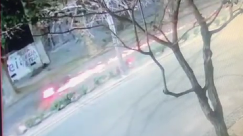 la plata: aparecio otra grabacion del choque que termino con la vida de un repartidor la plata: aparecio otra grabacion del choque que termino con la vida de un repartidor