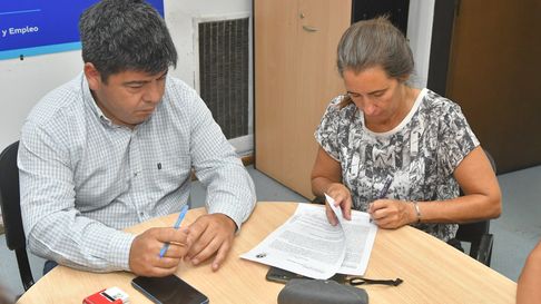 El Gobierno de Mendoza cosechó un nuevo acuerdo y ya son ocho los sectores de la Administarción Central que han aceptado la oferta salarial. Este lunes, el Régimen 35 firmó por un aumento del 13%. El Gobierno de Mendoza cosechó un nuevo acuerdo y ya son ocho los sectores de la Administarción Central que han aceptado la oferta salarial. Este lunes, el Régimen 35 firmó por un aumento del 13%.