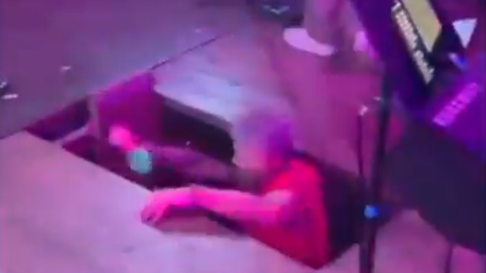 Caída del músico durante el show. Caída del músico durante el show.