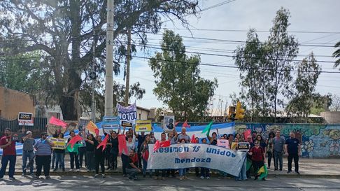 Trabajadores del Régimen 15 protestan frente al Hospital Notti en Mendoza en reclamo de salarios dignos y reconocimiento laboral. Trabajadores del Régimen 15 protestan frente al Hospital Notti en Mendoza en reclamo de salarios dignos y reconocimiento laboral.