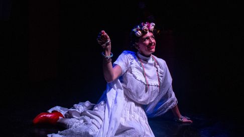 laura azcurra vuelve a mendoza para revivir a frida kahlo en una funcion unica laura azcurra vuelve a mendoza para revivir a frida kahlo en una funcion unica