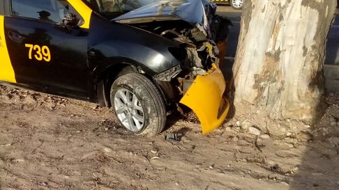 El taxi impactó esta mañana contra un árbol en Lujan El taxi impactó esta mañana contra un árbol en Lujan