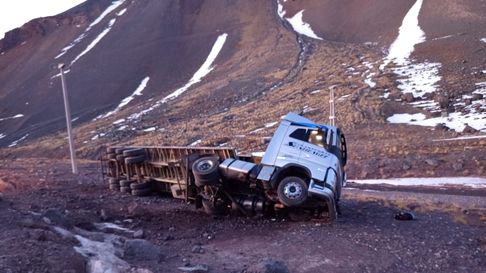 Camión volcado en la ruta internacional Camión volcado en la ruta internacional