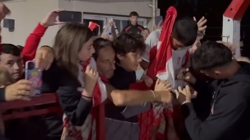 hinchas de estudiantes recibieron al plantel en el country hinchas de estudiantes recibieron al plantel en el country