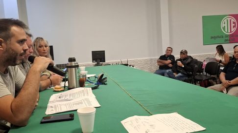 Estatales celebran el pago de un ítem esperado hace años. Estatales celebran el pago de un ítem esperado hace años.