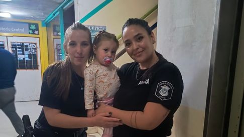 policias de la plata salvaron a una nena que se ahogaba mientras dormia policias de la plata salvaron a una nena que se ahogaba mientras dormia