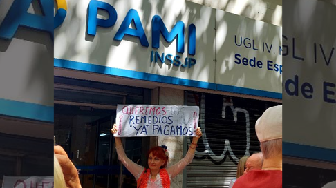 El PAMI les quitó la cobertura gratuita de medicamentos a los jubilados, que ahora deben hacer tramites extra para acceder. El PAMI les quitó la cobertura gratuita de medicamentos a los jubilados, que ahora deben hacer tramites extra para acceder.