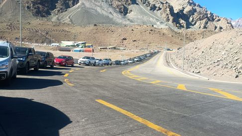 Larga fila de autos para cruzar a Chile. Larga fila de autos para cruzar a Chile.