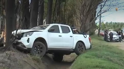 Así quedó la camioneta tras el fuerte impacto. Así quedó la camioneta tras el fuerte impacto.
