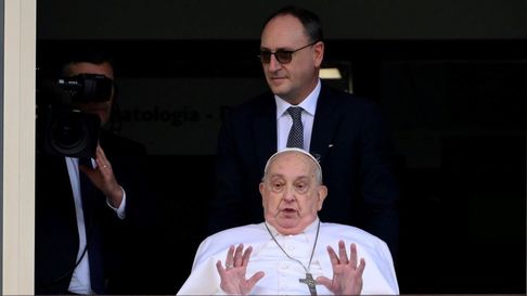 el papa francisco fue dado de alta y saludo desde el balcon del hospital el papa francisco fue dado de alta y saludo desde el balcon del hospital