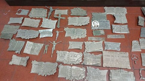 Algunas de las placas de bronce secuestradas durante el procedimiento policial. Algunas de las placas de bronce secuestradas durante el procedimiento policial.