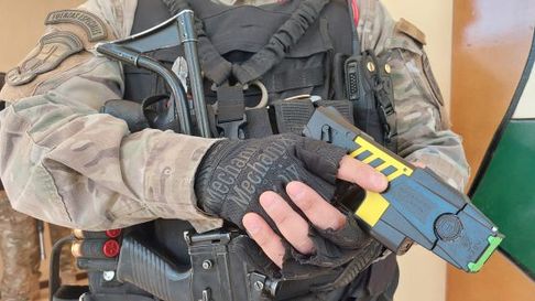 Las pistolas TASER serán usadas por la Policía de Mendoza y, según un proyecto que está en la Legislatura, también por preventores municipales. Las pistolas TASER serán usadas por la Policía de Mendoza y, según un proyecto que está en la Legislatura, también por preventores municipales.