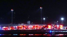 Un avión de pasajeros y un helicóptero militar chocan cerca de aeropuerto de Washington
