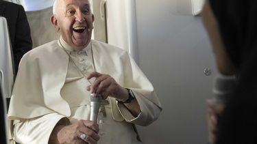 El Papa Francisco muestra una mejora sostenida pero aún no será dado de alta.