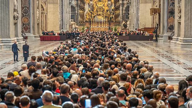 Una multitud desfilo en los últimos días ante el féretro del papa Francisco.&nbsp;