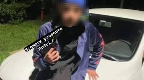 Amigos del delincuente de 16 años abatido en Los Hornos por un policía de civil, lo despiden Amigos del delincuente de 16 años abatido en Los Hornos por un policía de civil, lo despiden