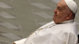 El Papa Francisco se mantiene estable y muestra signos de mejoría, según el último informe médico.