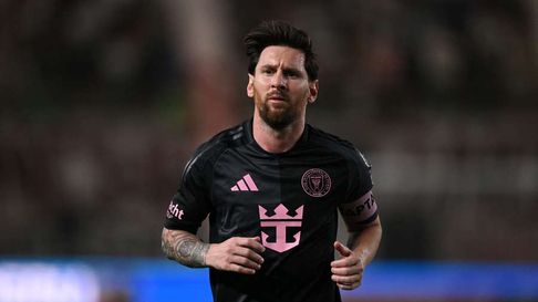 Lionel Messi en la mira del fútbol argentino. Lionel Messi en la mira del fútbol argentino.