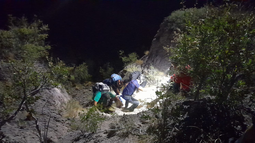 Un operativo de rescate se llevó a cabo en el Cañón del Atuel para extraer a dos jóvenes que sufrieron un accidente en horas de la tarde. Un operativo de rescate se llevó a cabo en el Cañón del Atuel para extraer a dos jóvenes que sufrieron un accidente en horas de la tarde.