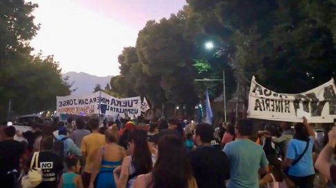 Masiva protesta en Uspallata contra San Jorge y por la libertad de un vecino detenido. Masiva protesta en Uspallata contra San Jorge y por la libertad de un vecino detenido.