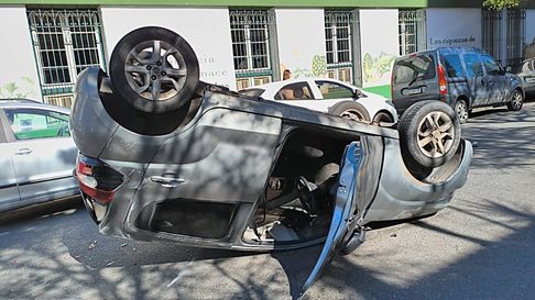 impactante vuelco en la plata causo caos en el transito impactante vuelco en la plata causo caos en el transito