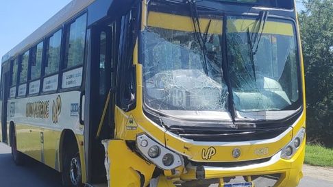 Una mujer terminó hospitalizada por el choque entre dos micros en La Plata Una mujer terminó hospitalizada por el choque entre dos micros en La Plata