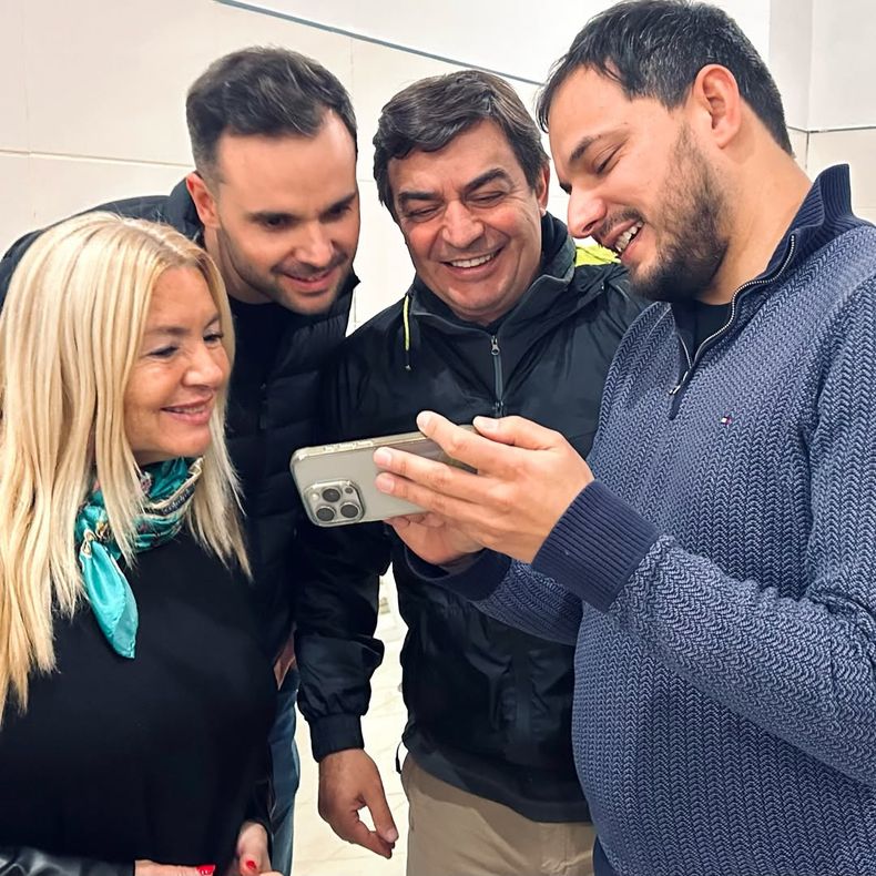 Laura Balsells Miró y Gabriel Pradines, autoridades del Pro local junto a Omar De Marchi, funcionario nacional en Aerolíneas Argentinas y el diputado nacional Álvaro Martínez. 
