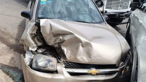 un camion embistio un auto en el limite entre la plata y berisso un camion embistio un auto en el limite entre la plata y berisso
