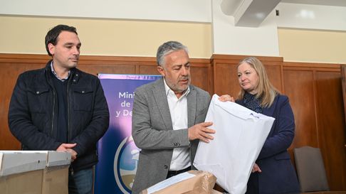 El gobernador Alfredo Cornejo, junto al ministro de Salud, Rodolfo Montero y la vicegobernadora Hebe Casado. El gobernador Alfredo Cornejo, junto al ministro de Salud, Rodolfo Montero y la vicegobernadora Hebe Casado.