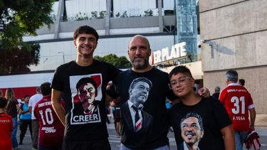 Los hinchas despiden a Gallardo de River. Los hinchas despiden a Gallardo de River.