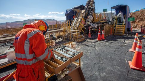 La perforación diamantina permite sacar cilindros de roca para evaluar los minerales. La perforación diamantina permite sacar cilindros de roca para evaluar los minerales.