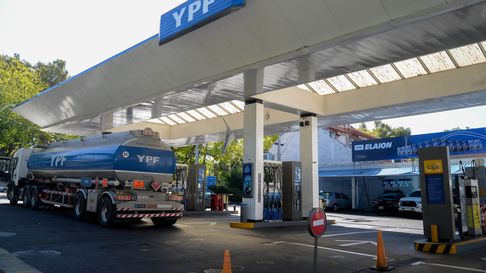YPF volvió a subir el precio de sus combustibles. YPF volvió a subir el precio de sus combustibles.