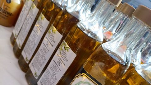 Entre las curiosidades disponibles se destacan productos como el Óleo Corporal de Oliva y Jarilla, el elixir hidratante pluriactivo, jabones artesanales naturales de oliva y coco, y crema de rosa mosqueta y aceite de oliva; y cosméticos para todas las edades. Entre las curiosidades disponibles se destacan productos como el Óleo Corporal de Oliva y Jarilla, el elixir hidratante pluriactivo, jabones artesanales naturales de oliva y coco, y crema de rosa mosqueta y aceite de oliva; y cosméticos para todas las edades.