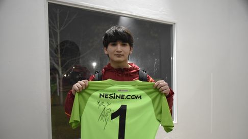 Mustafa, el hincha del Galatasaray que se acercó al predio de Estudiantes para conocer a Fernando Muslera Mustafa, el hincha del Galatasaray que se acercó al predio de Estudiantes para conocer a Fernando Muslera