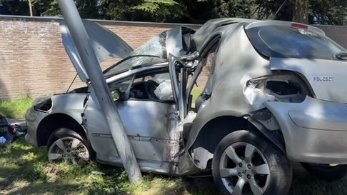 Así quedó el Peugeot 307 que conducía el profesor sureño tras el accidente. Así quedó el Peugeot 307 que conducía el profesor sureño tras el accidente.