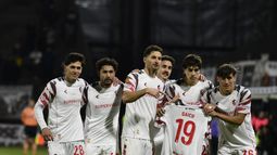 Los jugadores de Estudiantes rindiendo homenaje al tanque Gaich por su reciente perdida Los jugadores de Estudiantes rindiendo homenaje al tanque Gaich por su reciente perdida