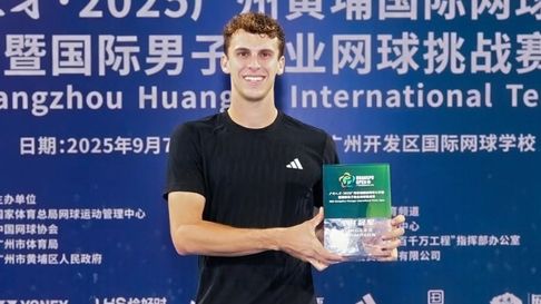 Juan Manuel Cerúndolo festejó en China. Juan Manuel Cerúndolo festejó en China.