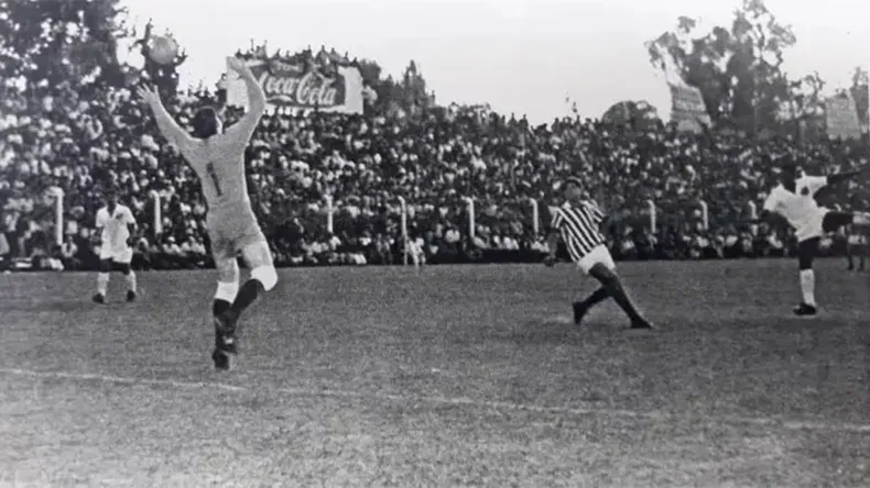 Pelé en Mendoza, una de las imágenes que marcó al fútbol de Godoy Cruz en su única visita a tierras mendocinas. 