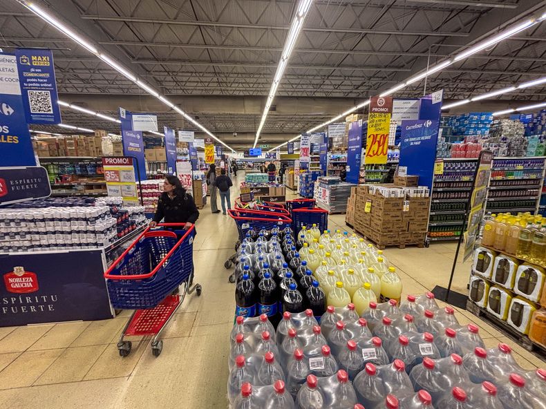 El cierre de 2025 deja una postal de contrastes profundos en la sociedad argentina. Los consumidores no llegan a fin de mes pero confían en la economía. 